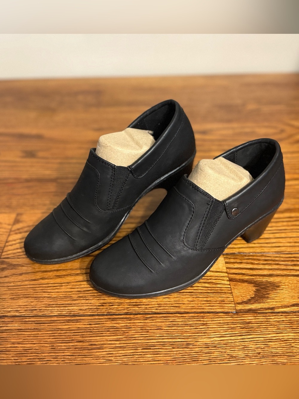 Black Leather Slip-On Low Heel Easy Spirit Shoes - 7.5